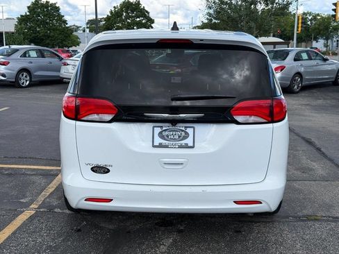 Certified 2023 Chrysler Voyager LX FWD image 4