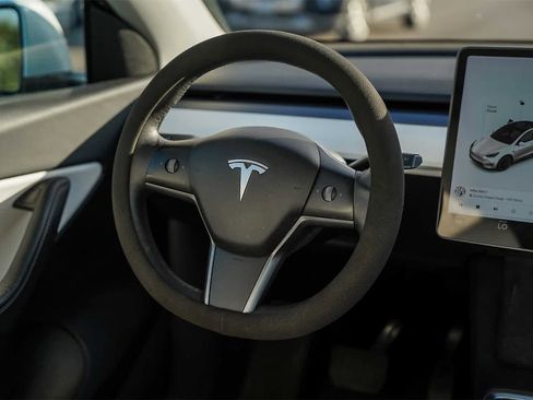 Used 2022 Tesla Model Y Long Range image 14