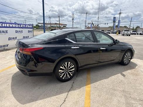 Used 2025 Nissan Altima 2.5 SV FWD image 11