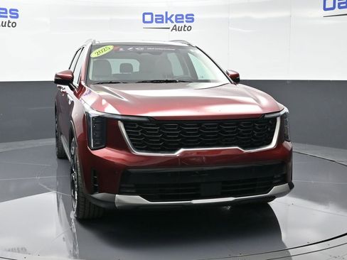 Certified 2025 Kia Sorento EX w/ Panoramic Sunroof Package image 3