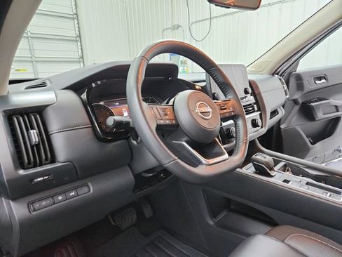 Used 2025 Nissan Pathfinder SL w/ SL Premium Package FWD image 18
