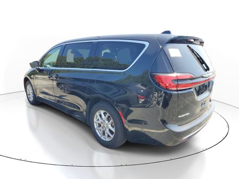 Used 2023 Chrysler Pacifica Touring-L image 4