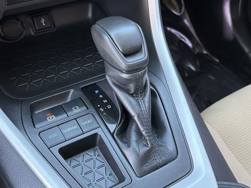 Used 2020 Toyota RAV4 LE image 12