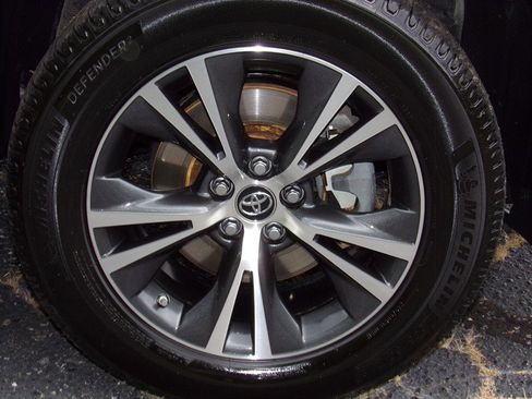 Used 2019 Toyota Highlander LE AWD/4WD image 16
