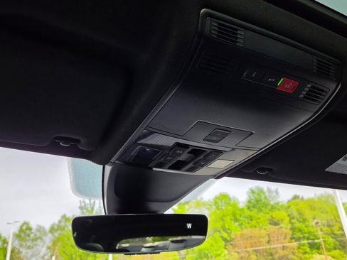 Used 2023 Volkswagen Tiguan SE R-Line image 35