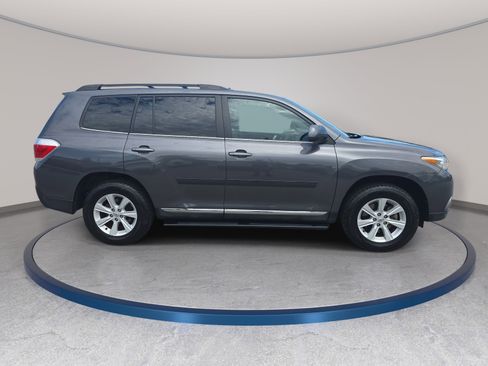 Used 2012 Toyota Highlander SE w/ Tow Pkg FWD image 4