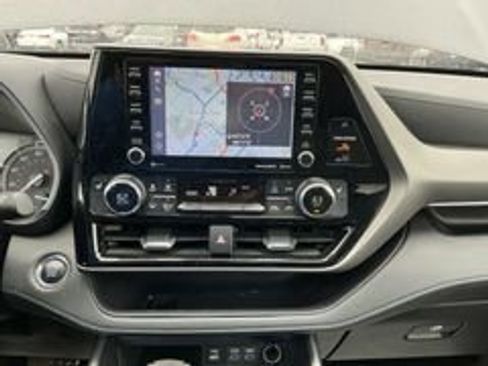 Used 2022 Toyota Highlander XLE image 14