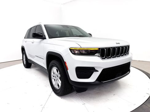 Used 2023 Jeep Grand Cherokee Laredo w/ Luxury Tech Group I AWD/4WD image 10