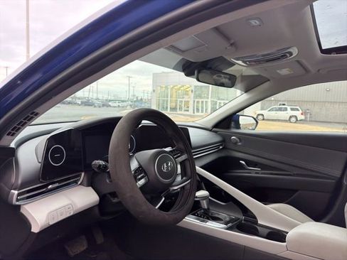 Used 2023 Hyundai Elantra Limited image 12