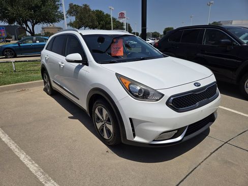 Used 2018 Kia Niro EX FWD image 3