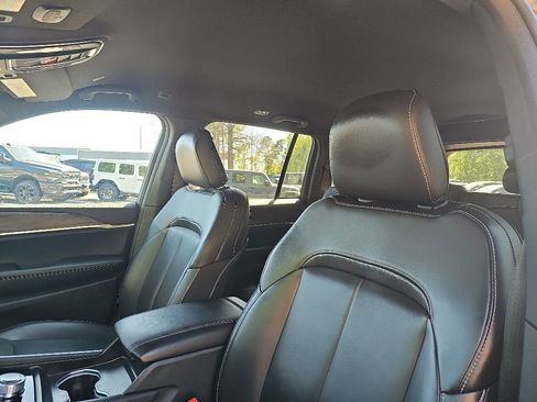 Used 2025 Jeep Grand Cherokee Limited AWD/4WD image 10
