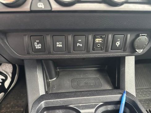 Used 2017 Toyota Tacoma TRD Sport AWD/4WD image 11