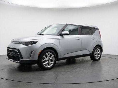 Used 2025 Kia Soul LX w/ LX Technology Package FWD image 3