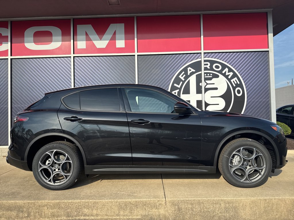 New 2026 Alfa Romeo Stelvio Sprint AWD/4WD image 2