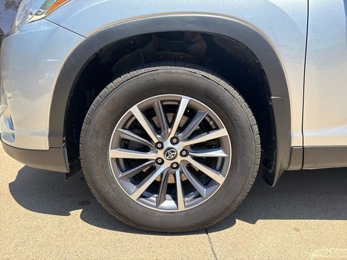 Used 2019 Toyota Highlander XLE AWD/4WD image 36