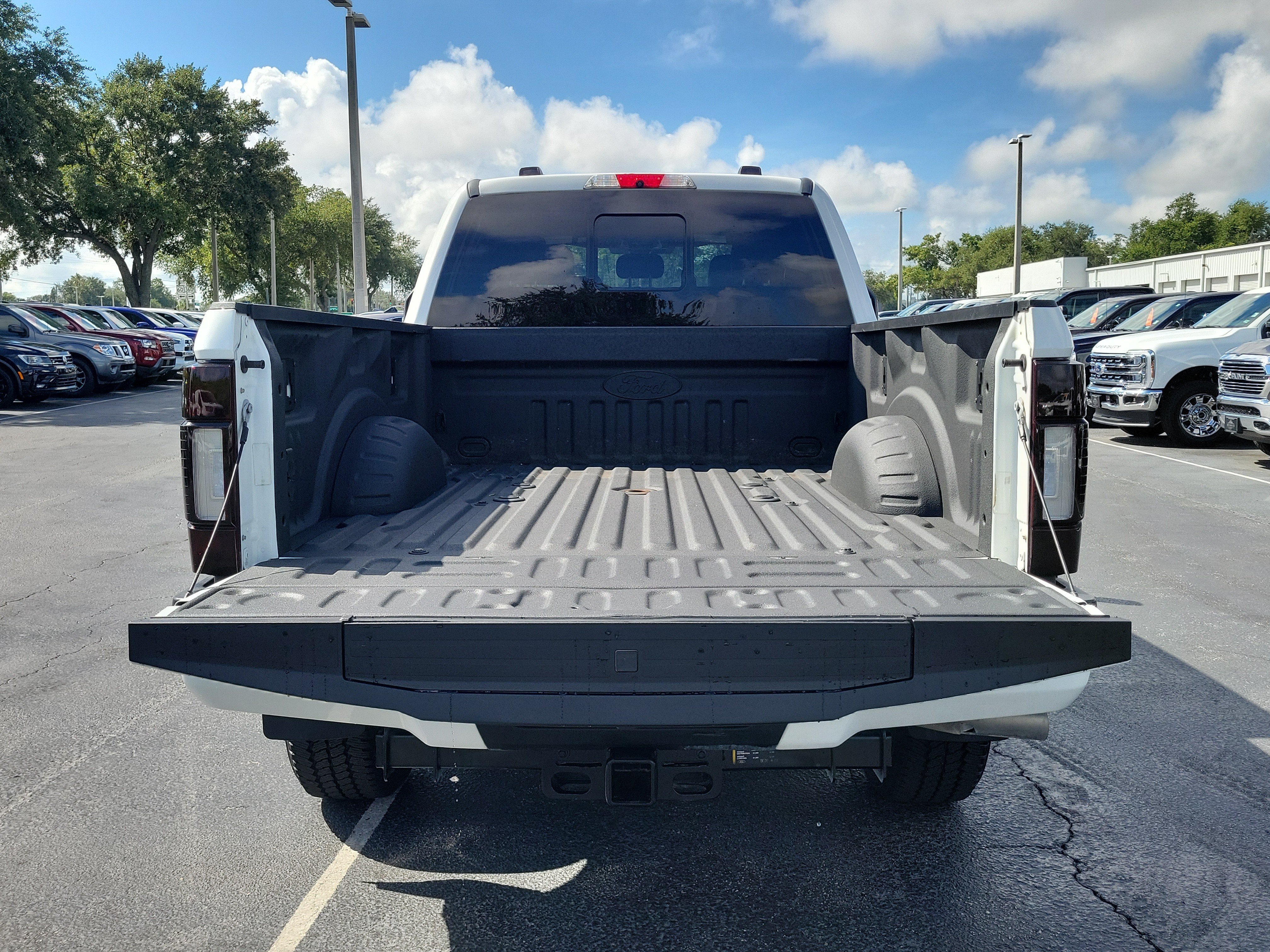 Used 2022 Ford F350 Lariat w/ Black Appearance Package AWD/4WD image 9
