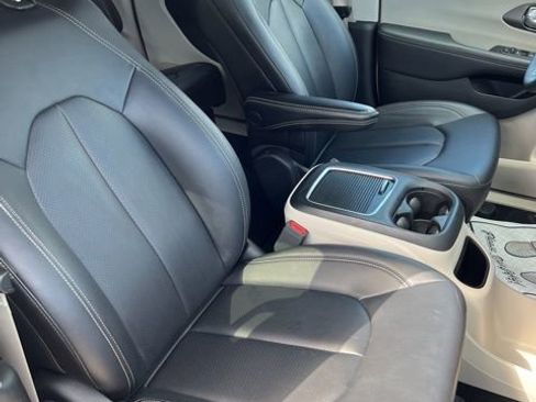 Used 2024 Chrysler Pacifica Touring-L FWD image 16