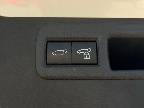 Used 2021 Toyota Venza XLE image 17