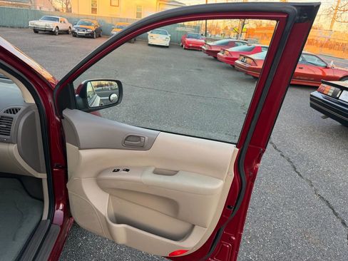 Used 2012 Kia Sedona LX image 27