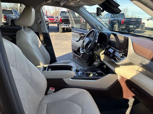 Used 2021 Toyota Highlander Platinum image 35