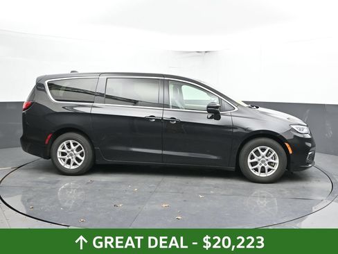 Used 2023 Chrysler Pacifica Touring-L FWD image 5