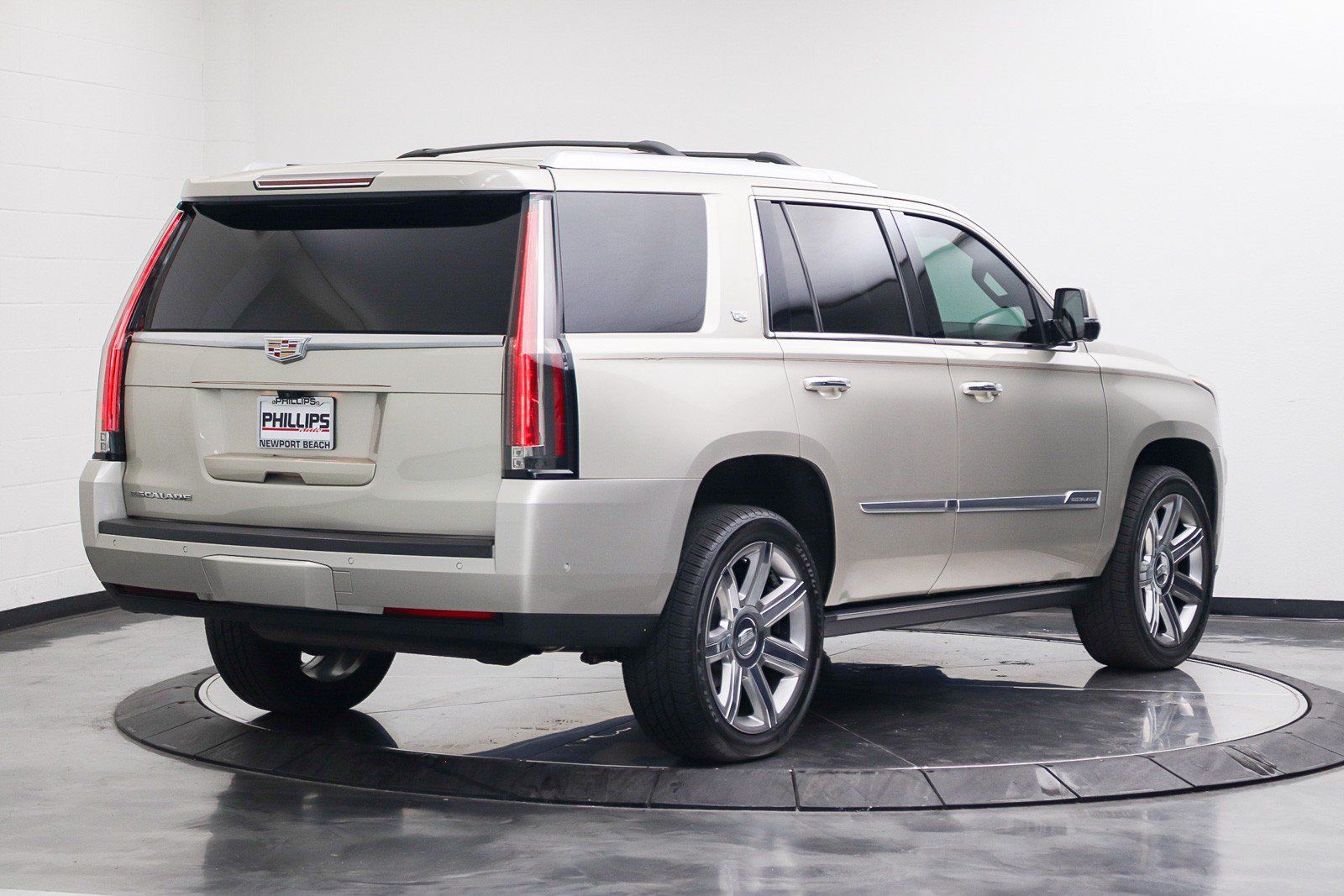 Used 2017 Cadillac Escalade Premium Luxury AWD/4WD image 13