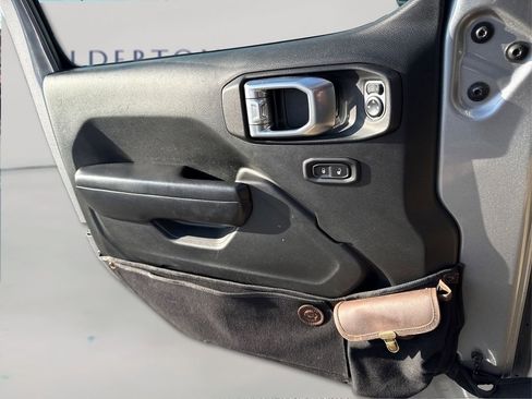 Used 2018 Jeep Wrangler Unlimited Rubicon image 17