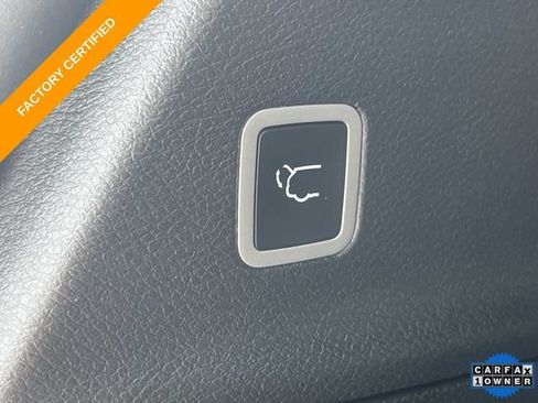 Used 2025 Chrysler Pacifica Select w/ Uconnect Theater Family Group FWD image 13