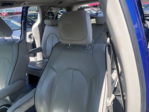 Used 2020 Chrysler Pacifica Limited FWD image 11