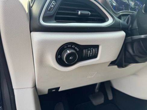 Used 2023 Chrysler Pacifica Touring-L FWD image 4