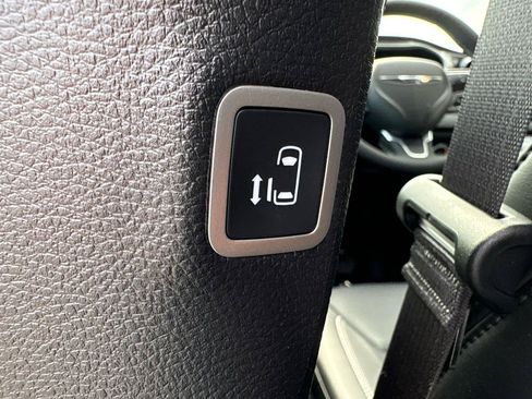 Used 2026 Chrysler Pacifica Select FWD image 38