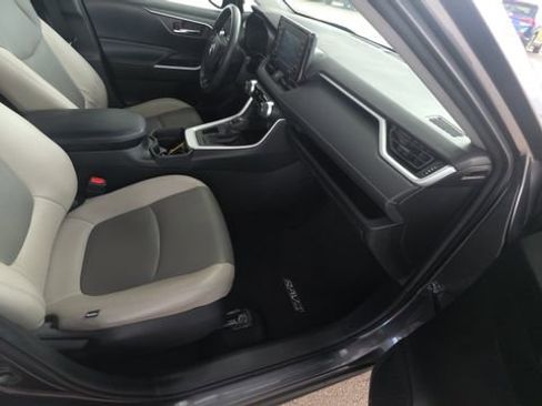 Used 2021 Toyota RAV4 XLE w/ Convenience Package FWD image 30