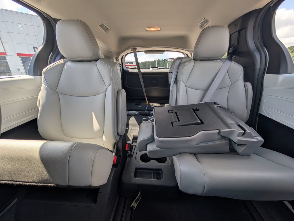 Used 2025 Toyota Sienna XLE w/ XLE Plus Package FWD image 26