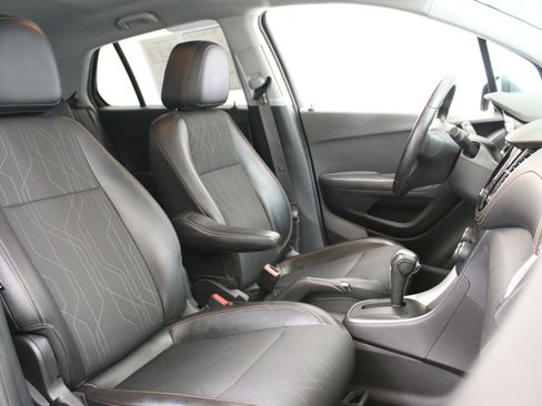 Used 2018 Chevrolet Trax LT w/ LT Convenience Package AWD/4WD image 27