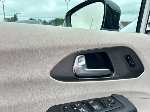 Used 2024 Chrysler Pacifica Touring-L w/ Uconnect Theater Family Group FWD image 31