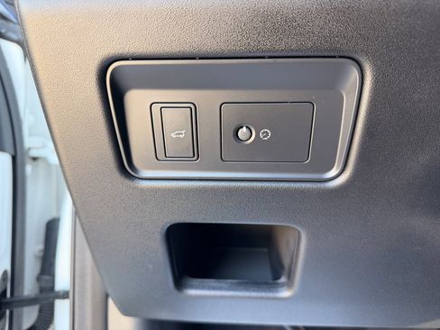 Used 2020 Land Rover Discovery HSE image 23