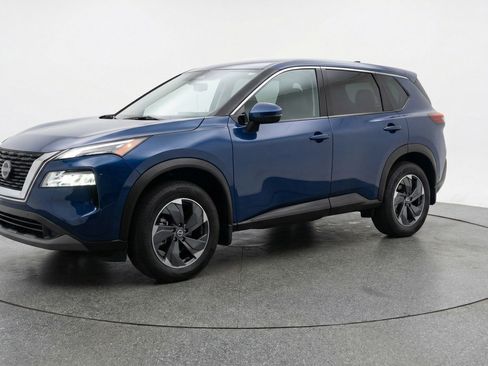 Used 2025 Nissan Rogue SV image 3