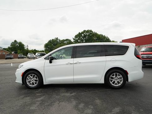 Used 2024 Chrysler Pacifica Touring-L FWD image 22