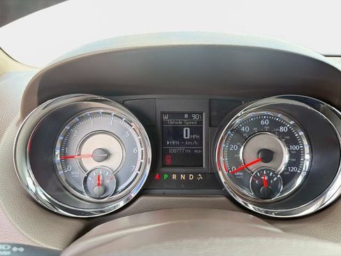 Used 2015 Chrysler Town & Country Touring-L w/ Driver Convenience Group FWD image 22