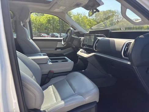 Certified 2025 Ford Expedition Active AWD/4WD image 9