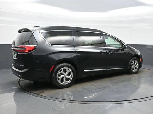 Used 2022 Chrysler Pacifica Limited FWD image 8