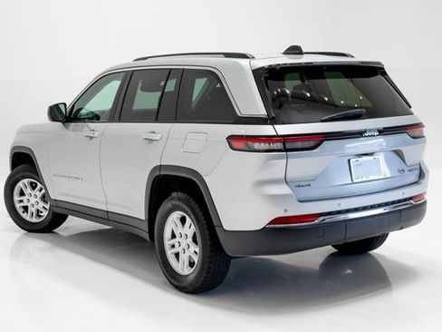 Used 2024 Jeep Grand Cherokee Laredo AWD/4WD image 33