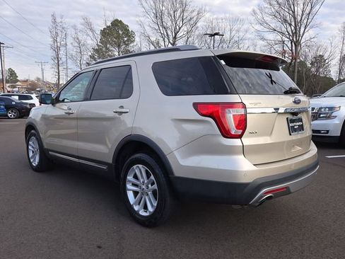 Used 2017 Ford Explorer XLT image 3