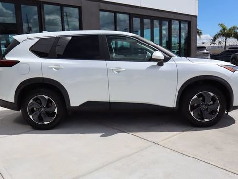 Used 2024 Nissan Rogue SV FWD image 2