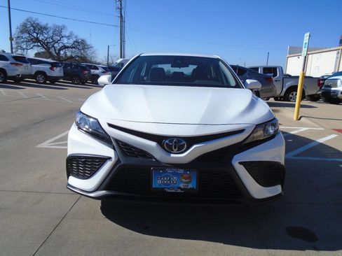 Used 2024 Toyota Camry SE image 2