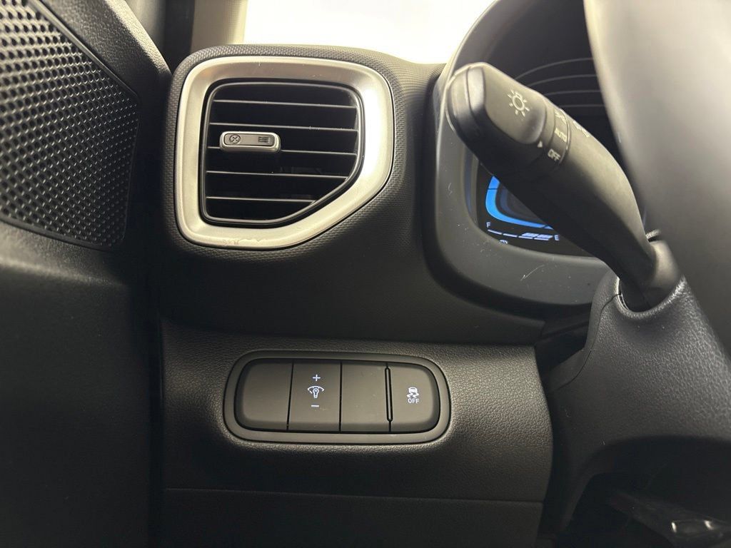 Used 2024 Hyundai Venue SEL FWD image 32