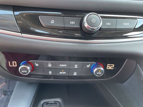 Used 2021 Buick Enclave Essence image 18