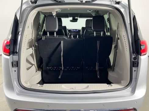 Used 2024 Chrysler Pacifica Touring-L FWD image 18