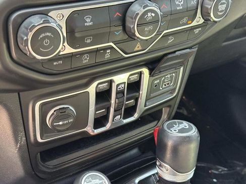 Used 2018 Jeep Wrangler Unlimited Sahara image 16