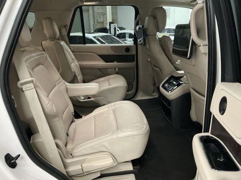 Used 2018 Lincoln Navigator Select w/ Technology Package image 15